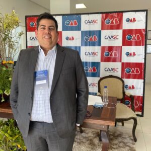 Nos dias 22 e 23 de setembro, nosso escritório teve o privilégio de participar do Evento de Direito Marítimo- VII Workshop - Temas Atuais de Direito Marítimo, Aduaneiro e Portuário e do IX Congresso Estadual de Direito Marítimo e Portuário da OAB/SC, ocorreu na cidade de Itajaí, SC. Durante o Evento de Direito Marítimo, vivenciamos uma atmosfera única, onde todos os principais atores do mercado COMEX estavam presentes, proporcionando uma troca de experiências enriquecedora. Desfrutamos de uma excelente estadia nesta cidade incrível, aproveitando para estreitar laços com amigos e parceiros, assim como para fazer novas amizades.